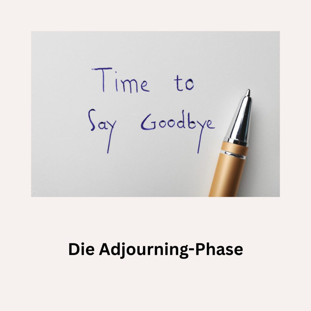 Handschriftliche Notiz „Time to Say Goodbye“ mit Kugelschreiber – Symbolbild für die Adjourning-Phase in der Teamentwicklung
