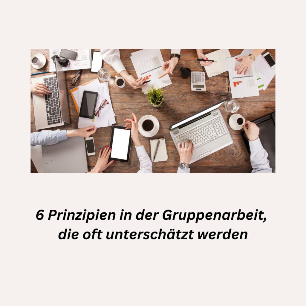 Arbeitsgruppe an einem Tisch mit Laptops, Tablets, Unterlagen und Kaffee – symbolisiert intensive Gruppenarbeit.