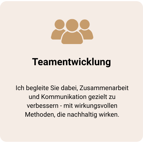 Grafik mit drei Personen und dem Titel „Teamentwicklung“ – Teamentwicklung, Kommunikation verbessern, Zusammenarbeit fördern