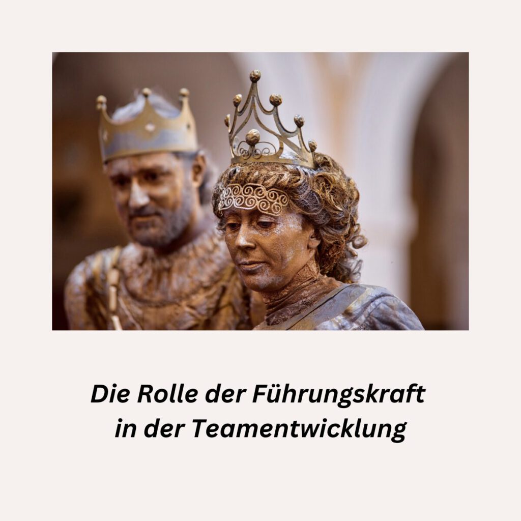 Zwei lebende Statuen in königlicher Kleidung und mit Krone – Symbolbild für Führungsrollen und Wahrnehmung von Autorität.