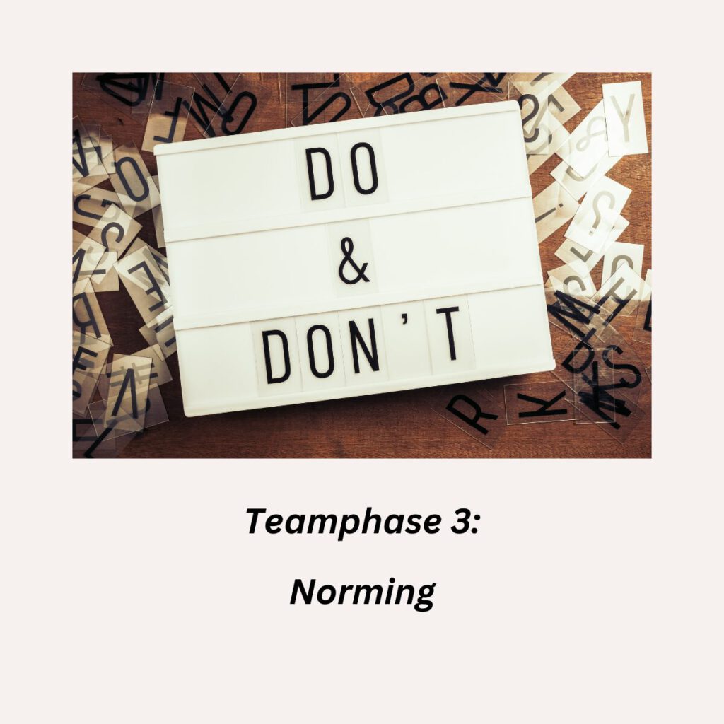 Leuchtkasten mit der Aufschrift „Do & Don’t“, umgeben von Buchstaben – Symbolbild für Teamregeln und gemeinsame Spielregeln.