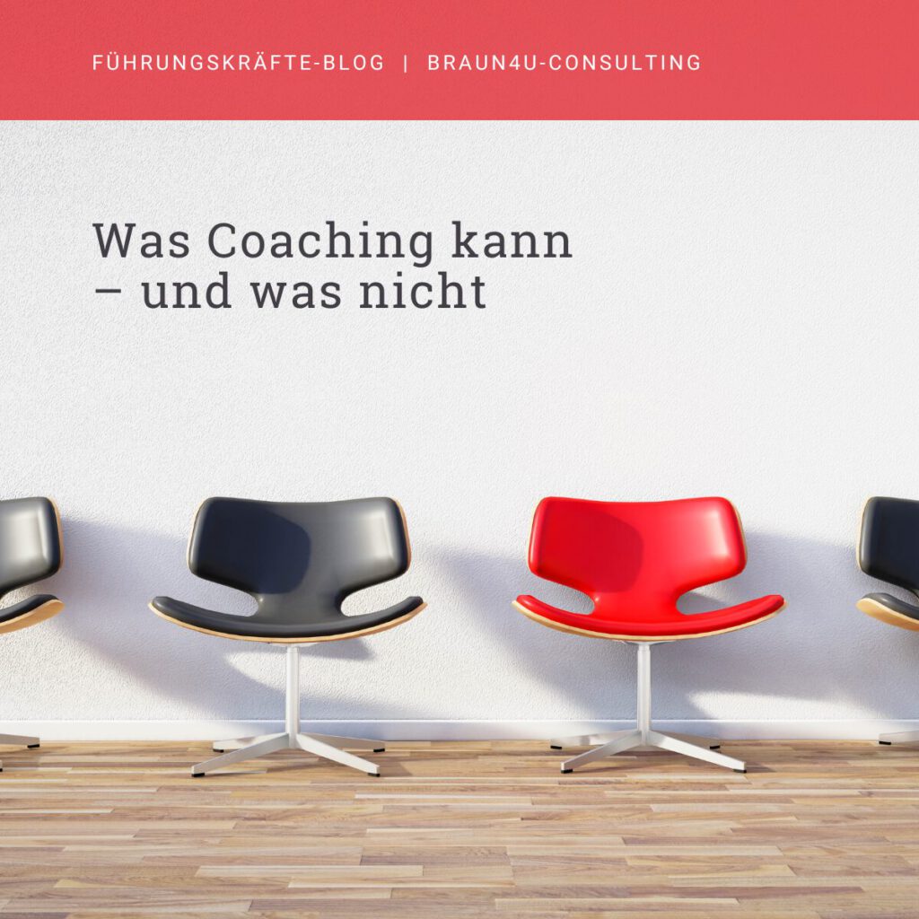 Vier moderne Stühle, einer davon in Rot – Symbol für Individualität und Coaching