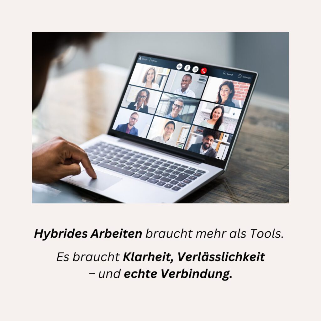 Laptop mit Videokonferenz, darunter der Text „Hybrides Arbeiten braucht mehr als Tools. Es braucht Klarheit, Verlässlichkeit und echte Verbindung.“