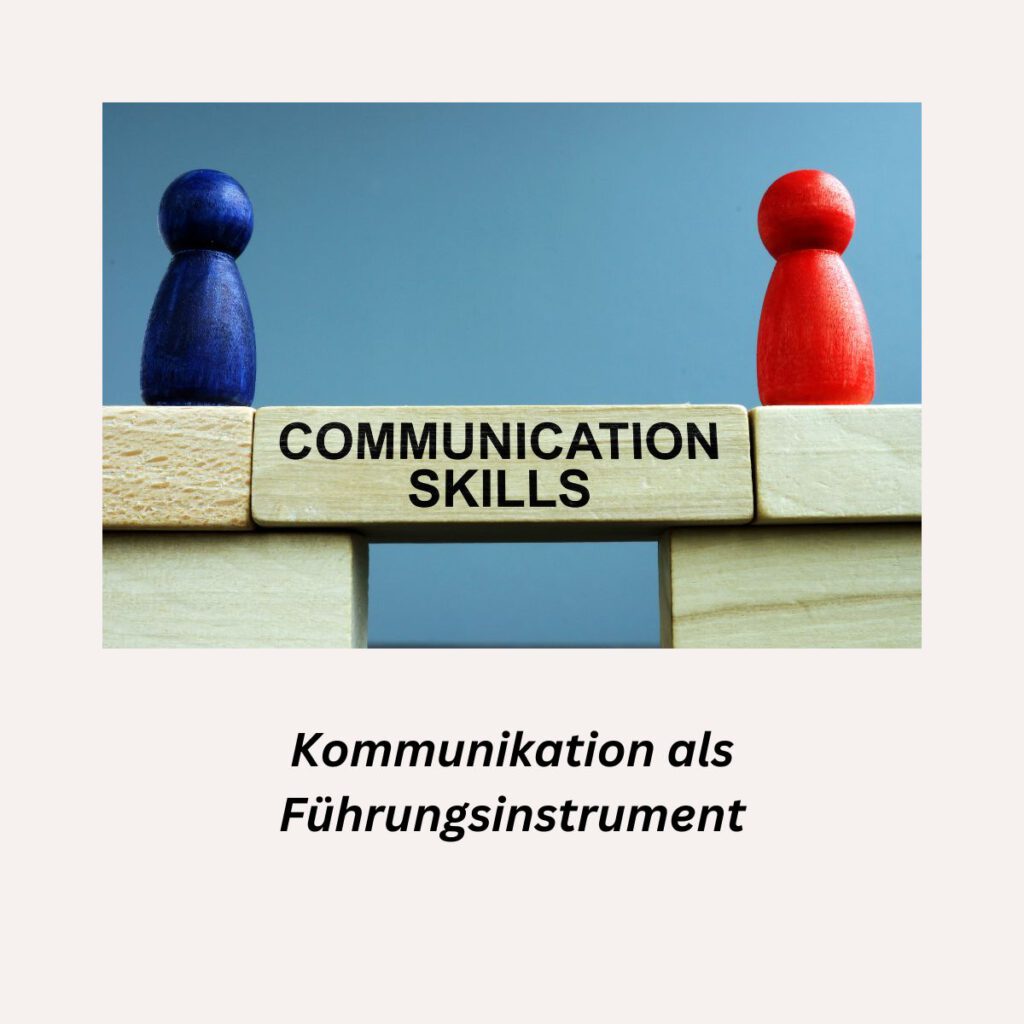Zwei Spielfiguren auf Holzbausteinen mit dem Schriftzug „Communication Skills“ – Symbol für Kommunikation als Brücke in der Führung