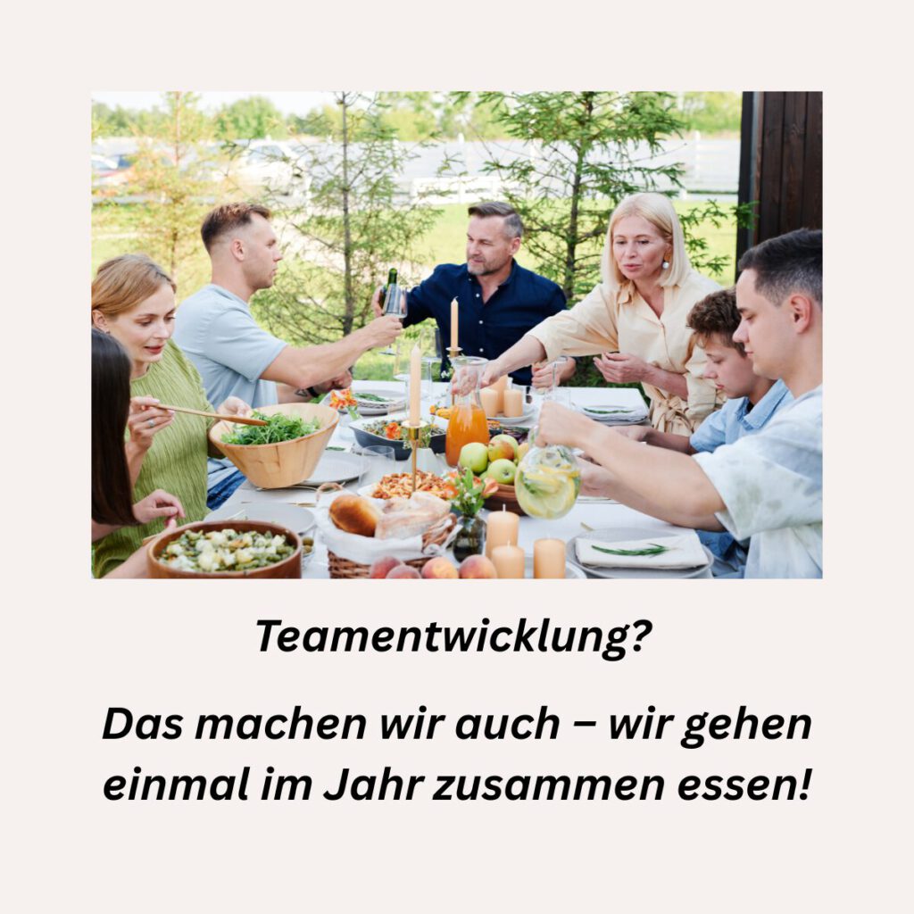 Menschen sitzen gemeinsam an einem sommerlichen Tisch im Freien und essen zusammen – Symbolbild für gemeinsames Essen im Team.