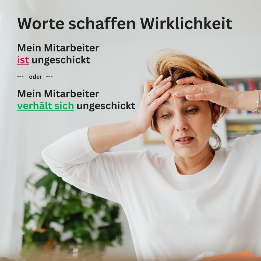 Frau hält sich gestresst den Kopf, daneben der Text: Mein Mitarbeiter ist ungeschickt oder verhält sich ungeschickt – Beispiel aus dem Führungskräfte-Coaching