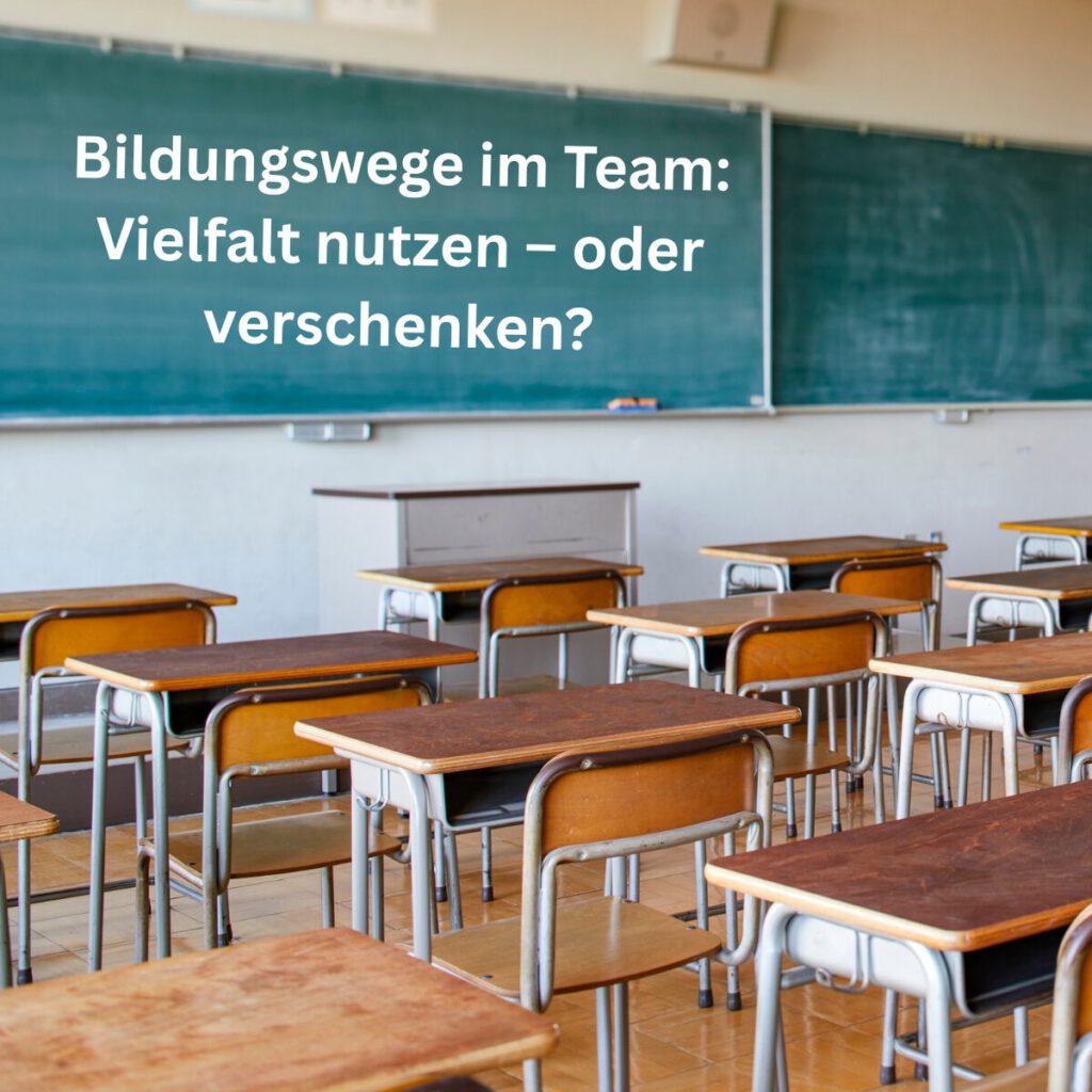 Leeres Klassenzimmer mit Tafel – Symbolbild für Bildungswege im Team