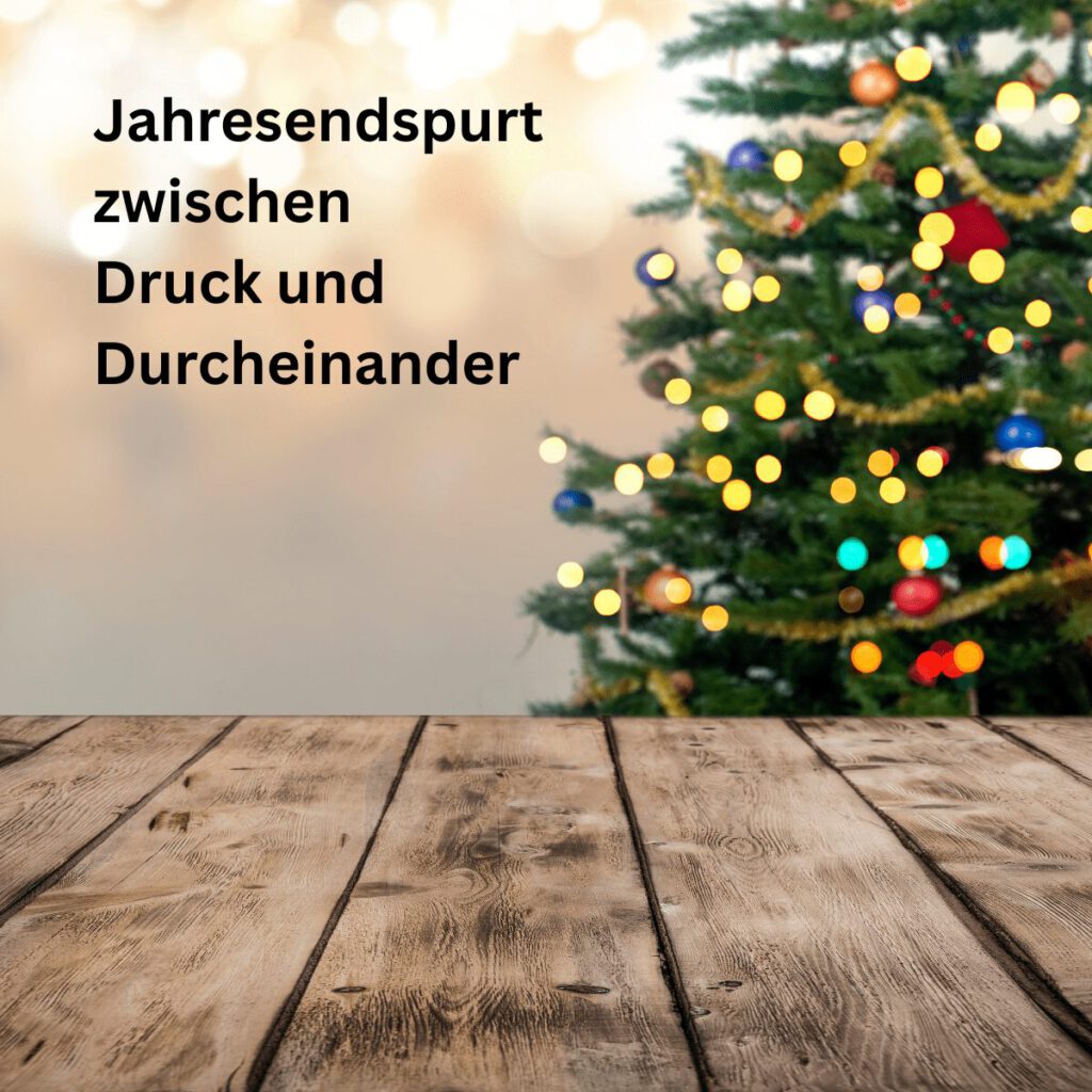 Weihnachtsbaum mit Lichtern und Holztisch im Vordergrund – Text: „Jahresendspurt zwischen Druck und Durcheinander“