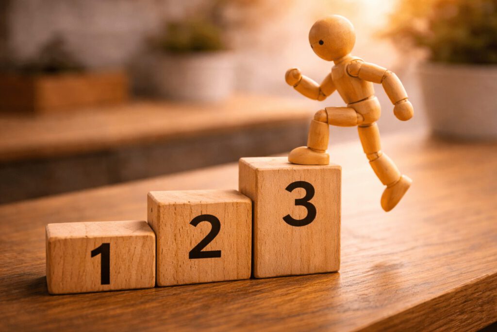 Gliederpuppe steigt dynamisch eine Treppe aus Holzblöcken hinauf.