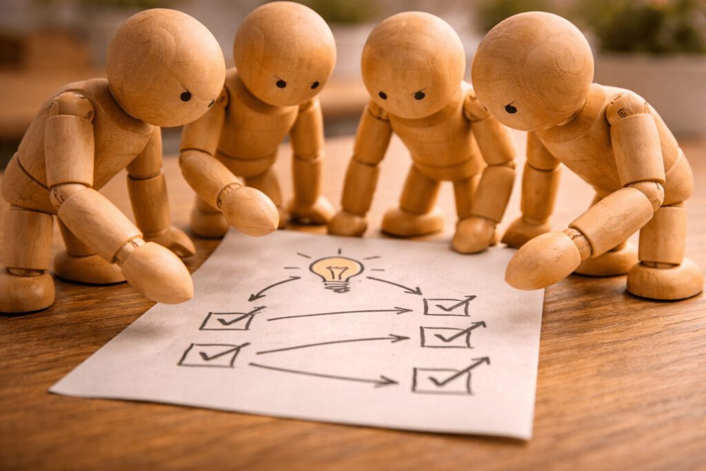 Das Team beugt sich gemeinsam über einen Plan und stimmt sich ab.