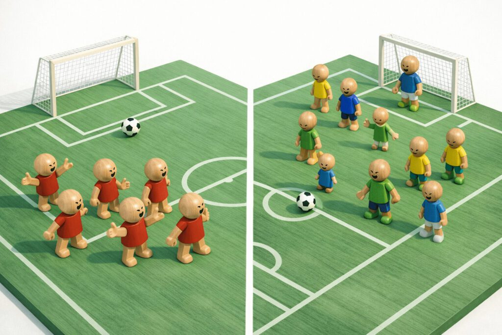 Ein geteiltes Fußballfeld mit Holzfiguren. Links steht ein chaotisches Team aus identischen roten Stürmern ohne Torwart vor einem leeren Tor. Rechts steht ein strukturiertes, buntes Team (gelb, blau, grün) in klaren Positionen (Torwart, Abwehr, Angriff). Symbolbild für die Bedeutung von Teamrollen und Diversität.