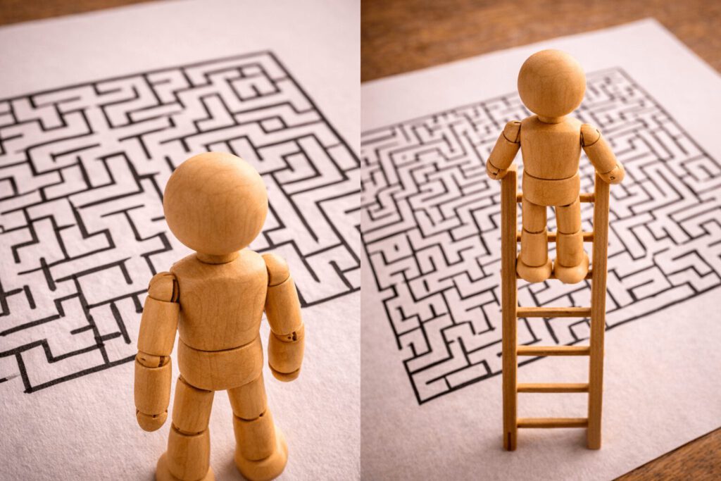 Figur auf einer Leiter verschafft sich Überblick über ein Labyrinth.